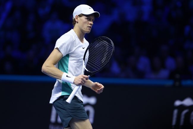 Jannik Sinner derrota a un lesionado Auger-Aliassime en el partido inaugural de las Finales ATP