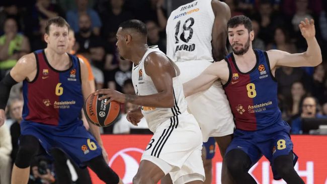El Real Madrid gana el épico Clásico de la Euroliga con un triple en el último segundo y dos prórrogas