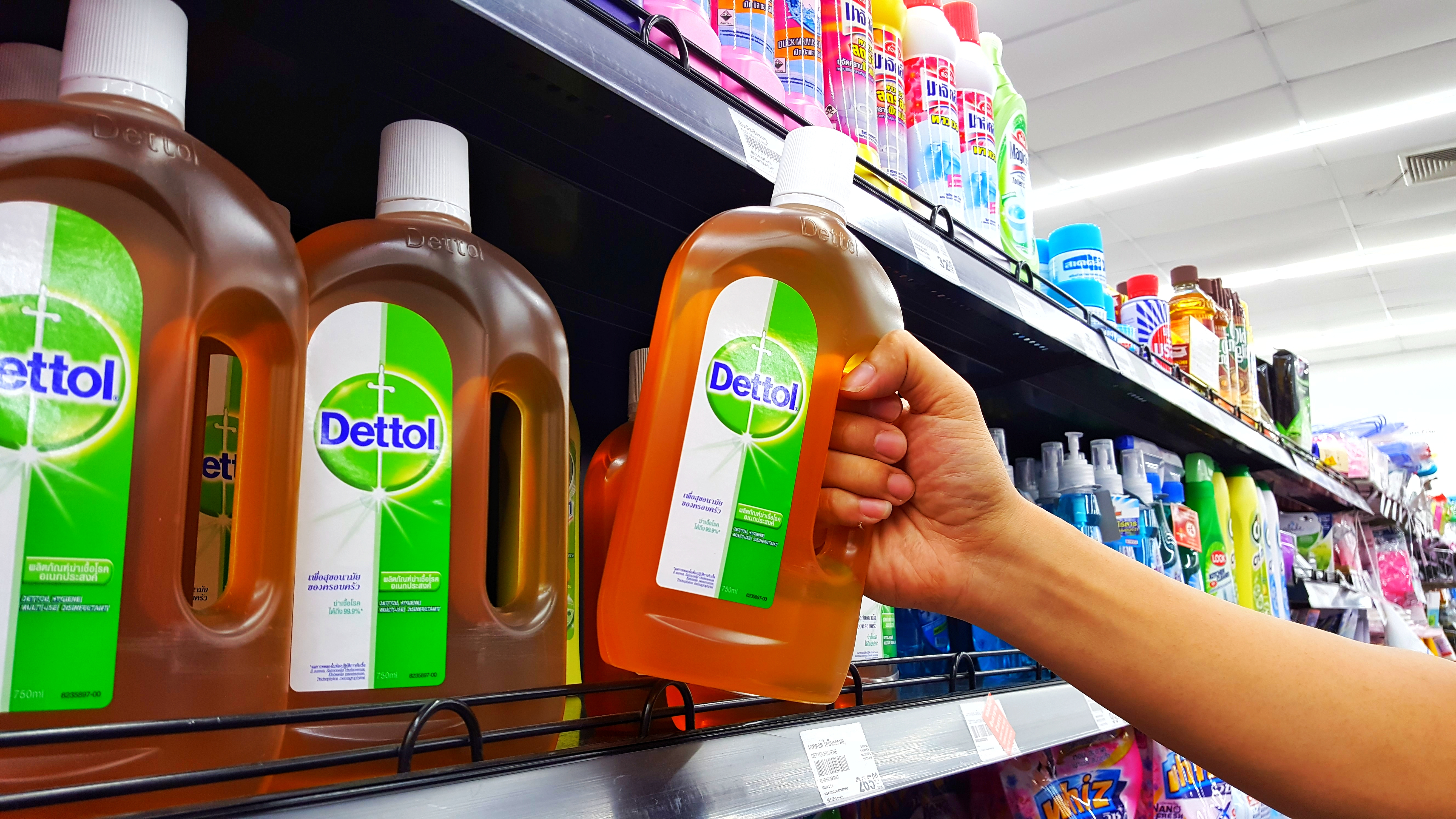 Dettol pide disculpas después de que su nuevo anuncio haya sido criticado por cosificar a las mujeres