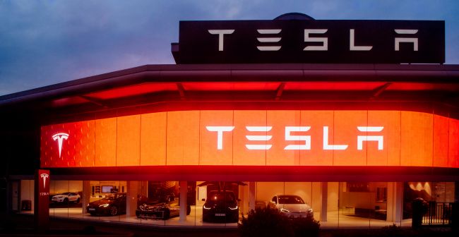 Musk afirma falsamente que el Tesla FSD es 10 veces más seguro que la conducción humana normal.