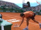 Medv&eacute;dev pierde el control y destroza su raqueta durante una humillante derrota por 6-0 y 6-0