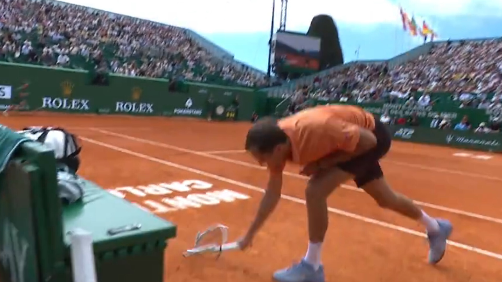 Medvédev pierde el control y destroza su raqueta durante una humillante derrota por 6-0 y 6-0