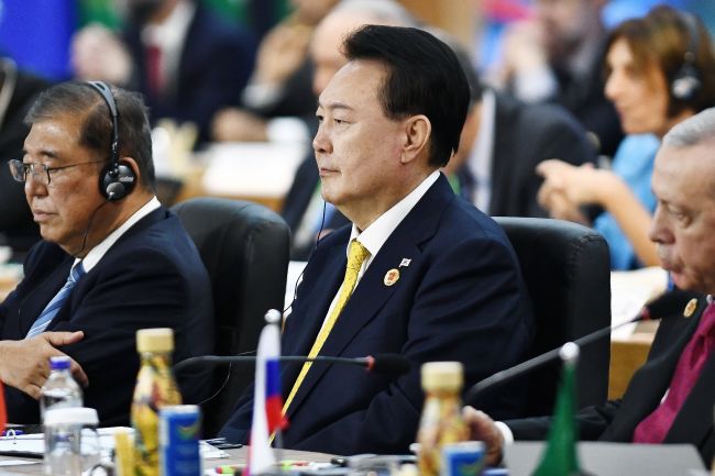 Un tribunal surcoreano anula la orden de detención contra el presidente destituido Yoon.