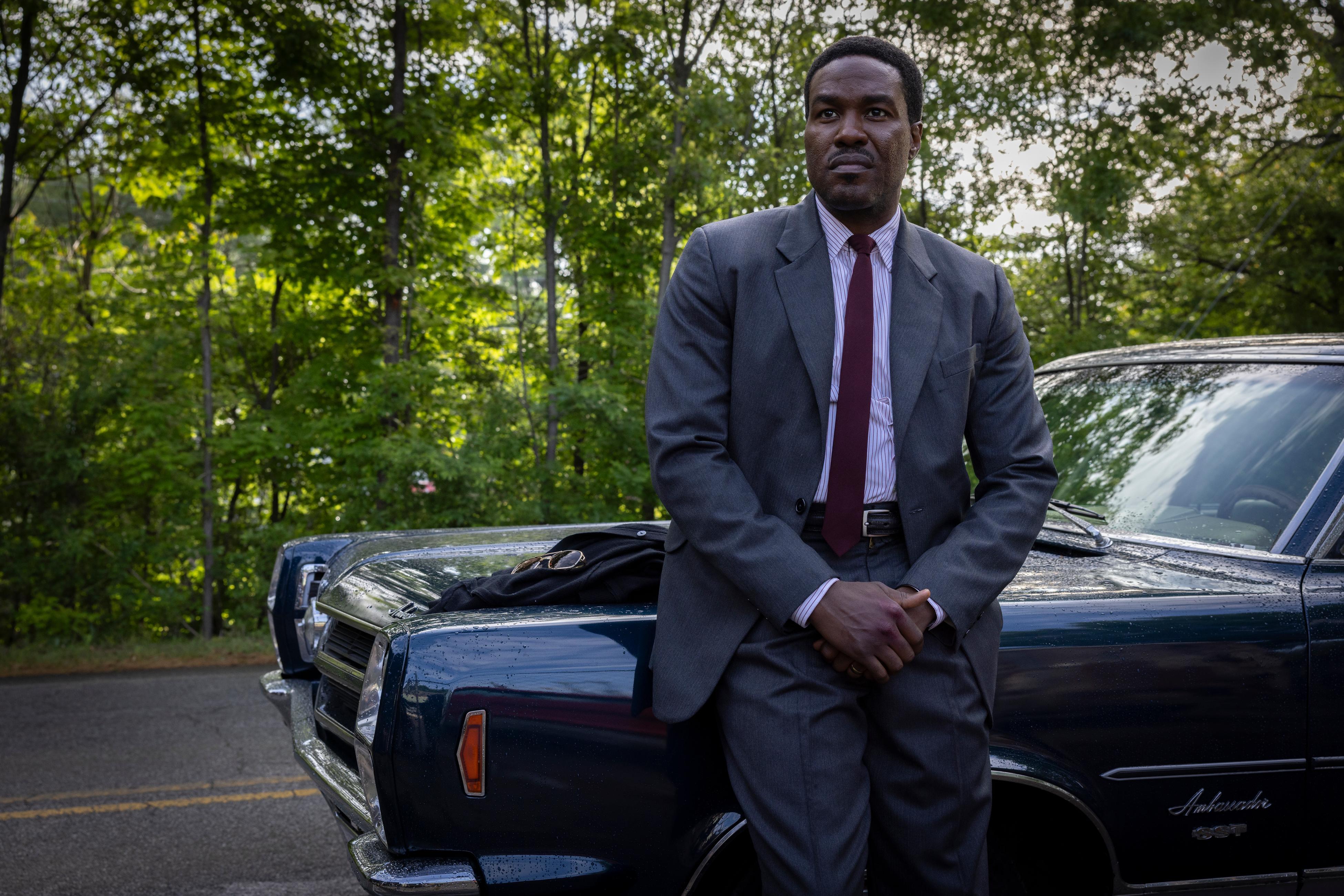 Mark Wahlberg y Yahya Abdul-Mateen II utilizan métodos mafiosos para resolver un caso en By Any Means.