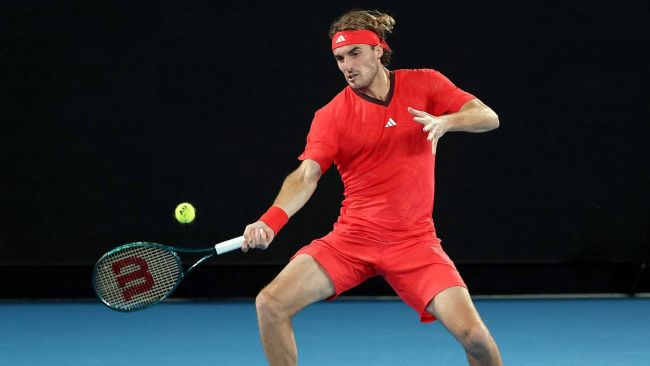 Stéfanos Tsitsipás eliminado del Open de Australia en primera ronda, "golpeado por el karma"