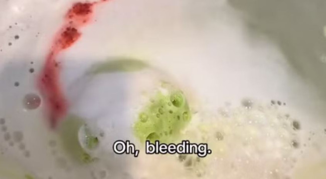 Esta bomba de baño de Yoshi convierte la hora del baño en una escena de terror