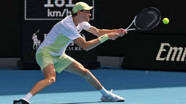 Jannik Sinner sufre más de la cuenta, pero se impone en su debut en Australia