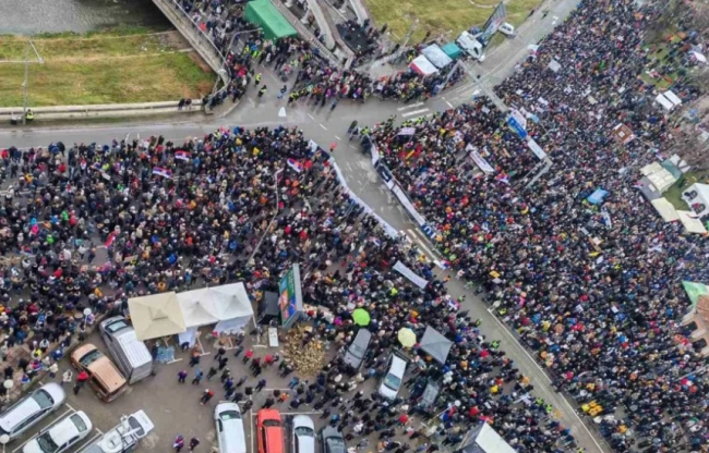 Se intensifican las protestas en Serbia: los estudiantes encabezan una manifestación masiva por la catástrofe ferroviaria.