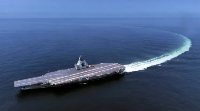 El Fujian, el tercer portaaviones chino y el más capaz hasta la fecha, acaba de atravesar el estrecho de Taiwán.