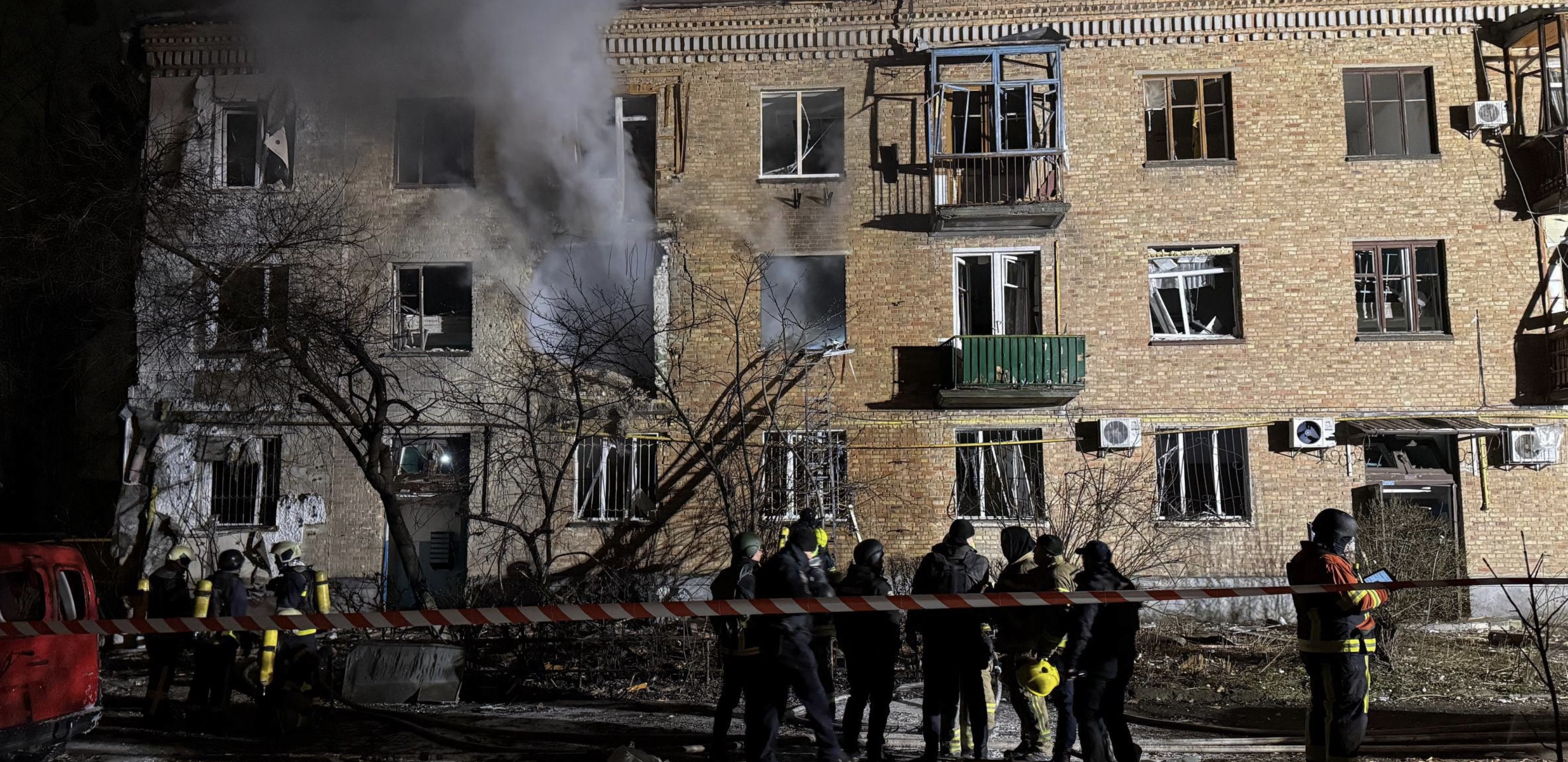 El masivo ataque ruso nocturno contra Ucrania mata a tres personas y deja a cientos de miles sin electricidad.