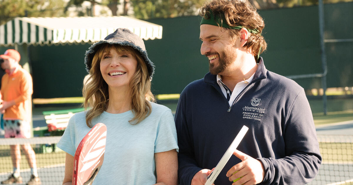 Jake Johnson cambia el tenis por el pickleball en The Dink, de Apple TV