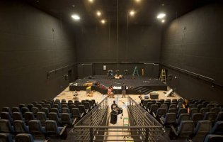 Neonopolis, as&iacute; es un estadio de eSports de nueva construcci&oacute;n