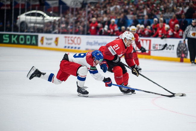 Brady Tkachuk, jugador de hockey sobre hielo del Team USA, reacciona al vídeo IA de la Casa Blanca