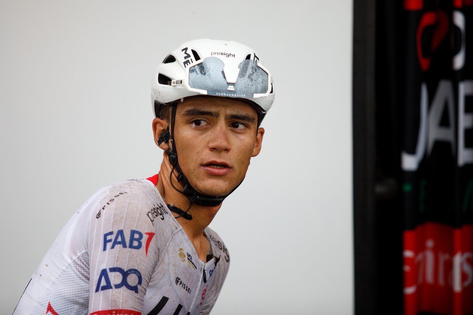 Isaac del Toro gana su primera etapa del Tour con ayuda de Pogacar