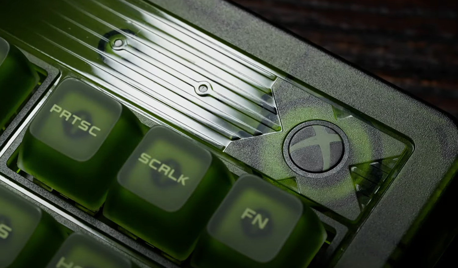 8Bitdo rinde homenaje a la Xbox original con un elegante teclado