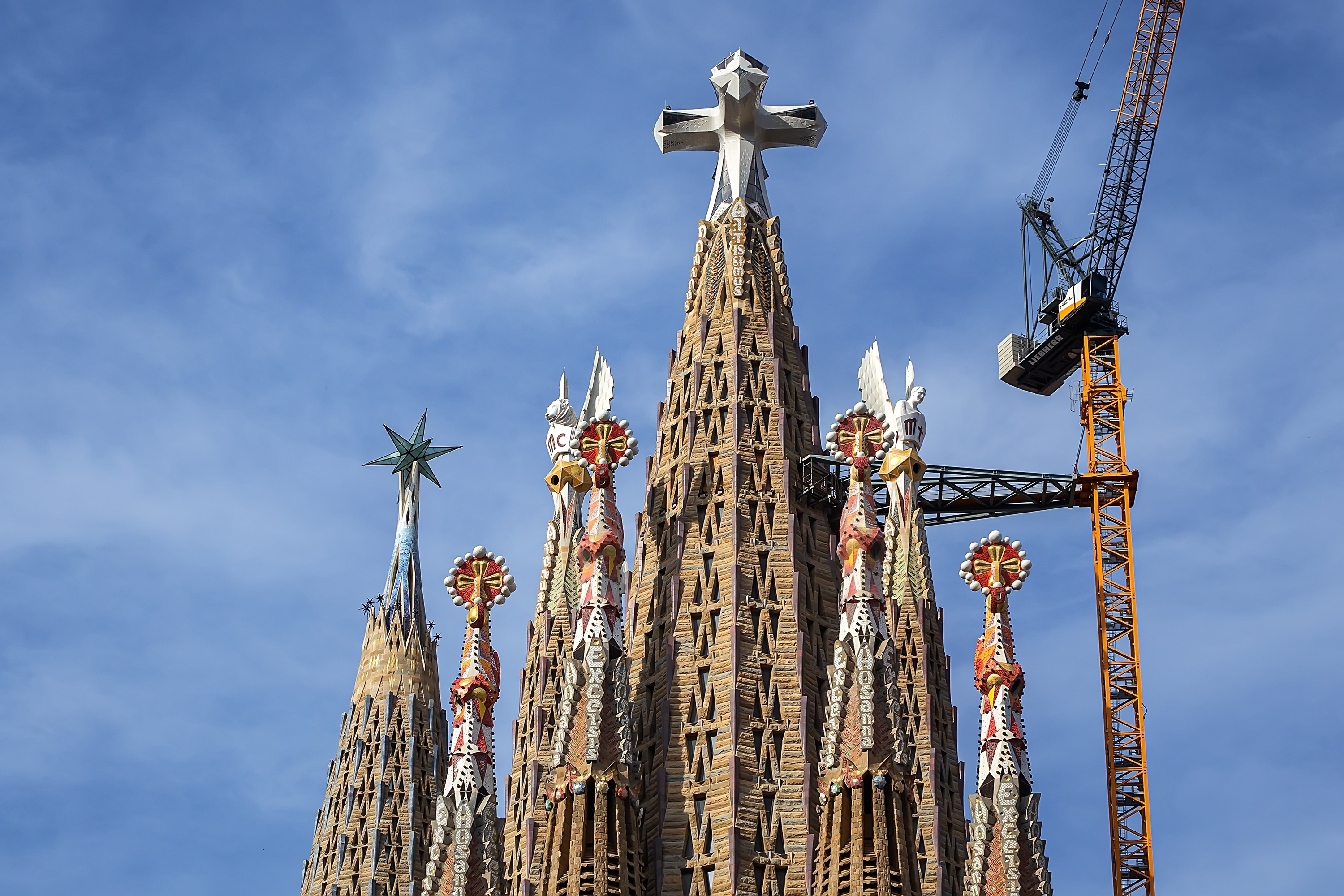 No te pierdas la espectacular ceremonia de la Torre de Jesús de la Sagrada Familia, homenaje con drones a Gaudí incluido