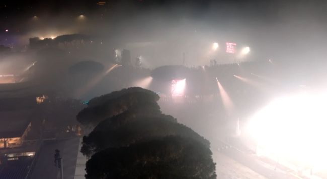 El humo de los fuegos artificiales de la victoria del Inter de Milán en la Coppa provoca un retraso en el partido de tenis entre Jódar-Darderi