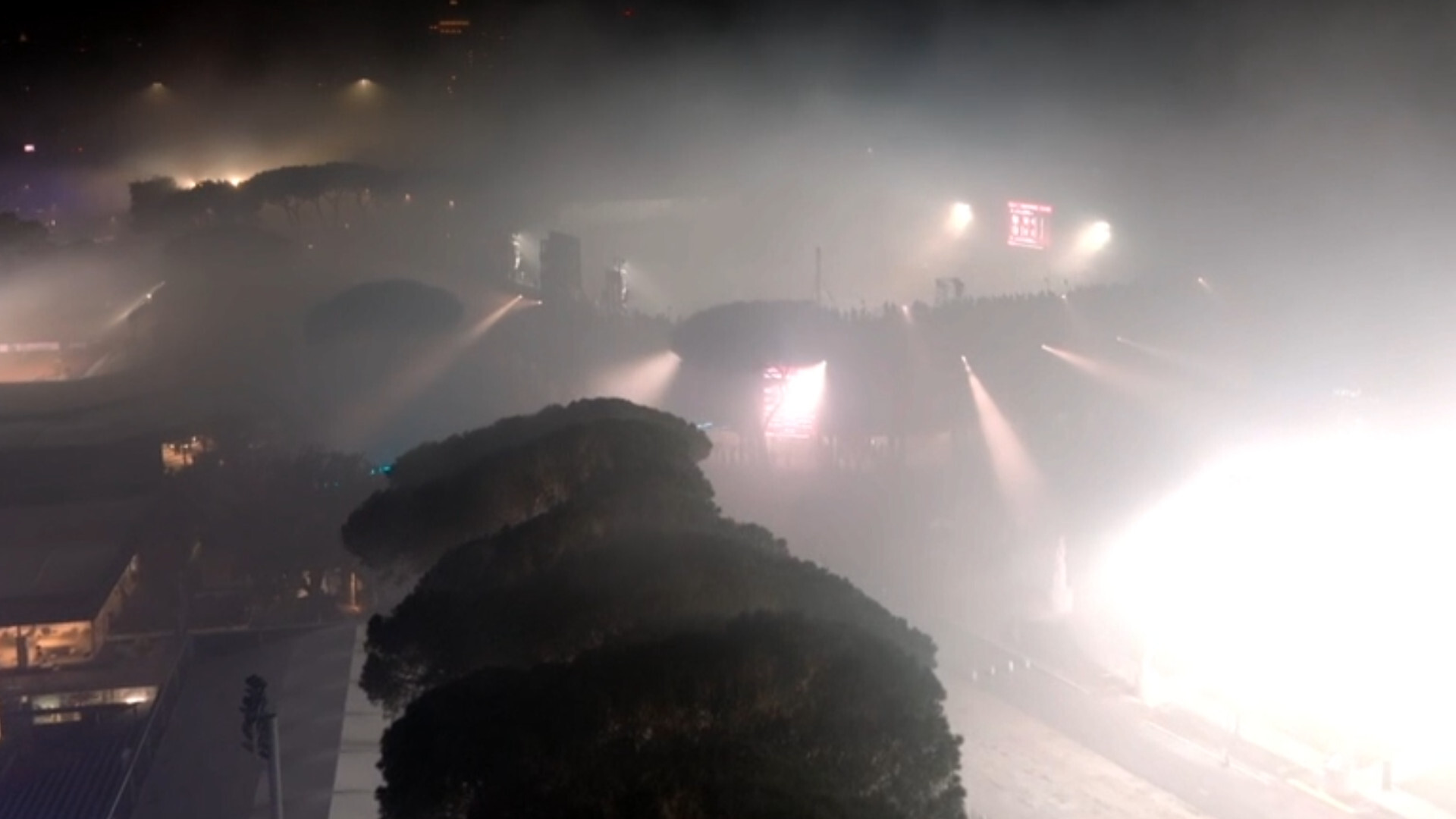 El humo de los fuegos artificiales de la victoria del Inter de Milán en la Coppa provoca un retraso en el partido de tenis entre Jódar-Darderi