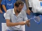 Daniil Medvedev recibe una multa enorme tras su arrebato en el US Open, casi la mitad de su premio en met&aacute;lico