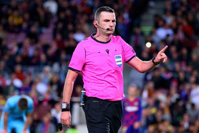 El Colegio de Árbitros denuncia amenazas al colegiado Michael Oliver tras la polémica tarjeta roja al Arsenal