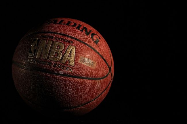 Los Oklahoma City Thunder prolongan su racha perfecta de eliminatorias mientras los jugadores de los Lakers protestan por los árbitros