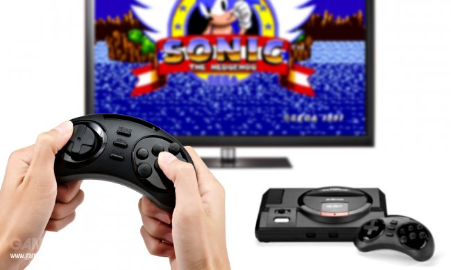 Sega Mega Drive Mini posa para la cámara