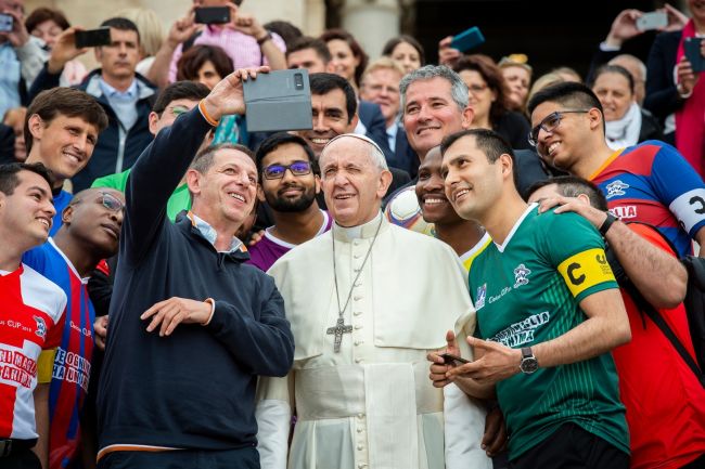 Entertainment news Celebrity gossip Movie and TV show updates Latest celebrity news Trending entertainment stories Los clubes de fútbol rinden homenaje al Papa Francisco, y la Serie A cancela todos los partidos del lunes
