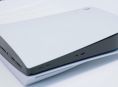 Las nuevas cajas de la PlayStation 5 vienen con una etiqueta que advierte sobre el fin de los discos físicos