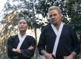 Un actor de Cobra Kai muerde a su compañera en un evento de fans