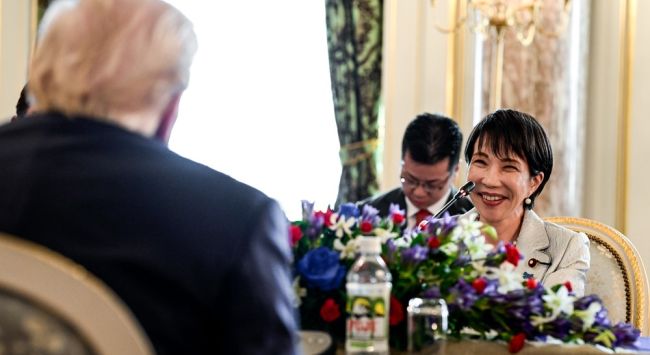 El primer ministro japonés Takaichi obtiene una aplastante victoria electoral, reforzando su control del poder.