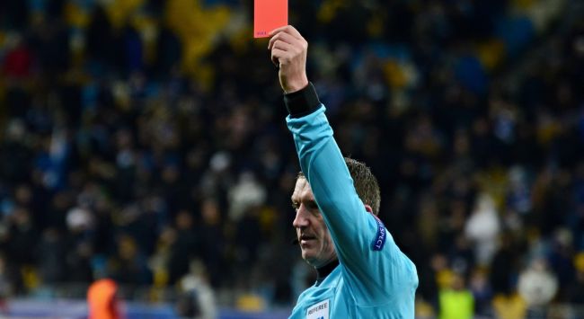 Los árbitros podrán sacar tarjetas rojas a quién se cubra la boca o abandone el terreno de juego