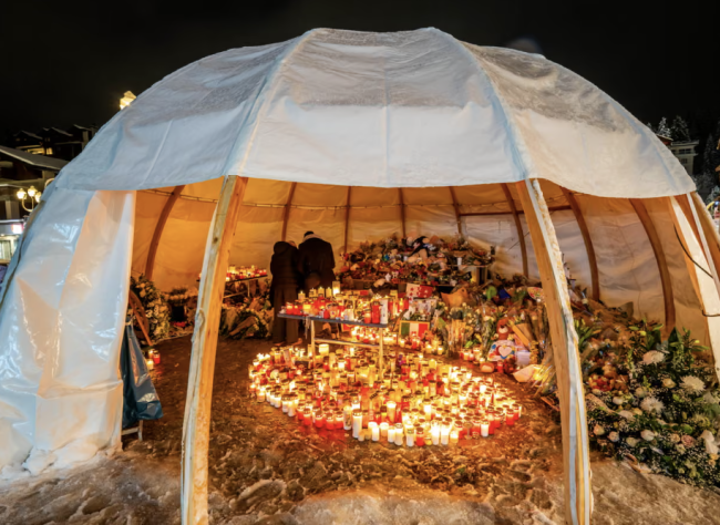 Se incendia un monumento en memoria de las víctimas del incendio de un bar suizo en Crans-Montana