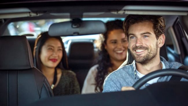 El jefe de Uber quiere que esperes un poco más y cojas un coche eléctrico en su lugar