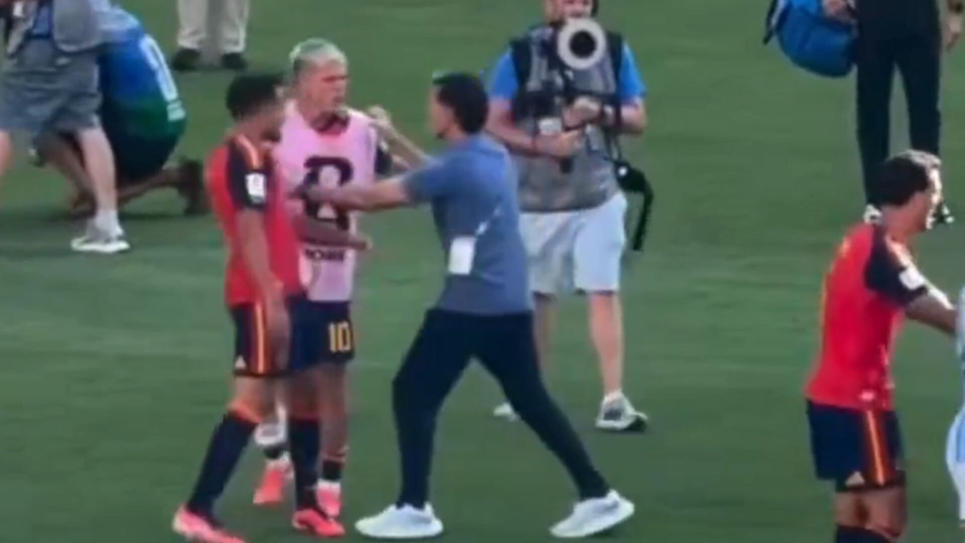 Roberto Ayala se disculpa por el empujón a Dani Olmo en la final del Mundial: "No fue un puñetazo, como quieren decir"
