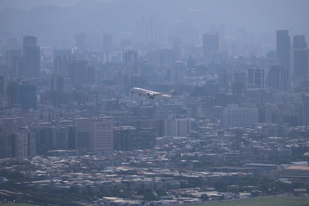 Japón se prepara para una marejada ciclónica mientras la tormenta tropical Jangmi corta el suministro eléctrico y desplaza a la población.