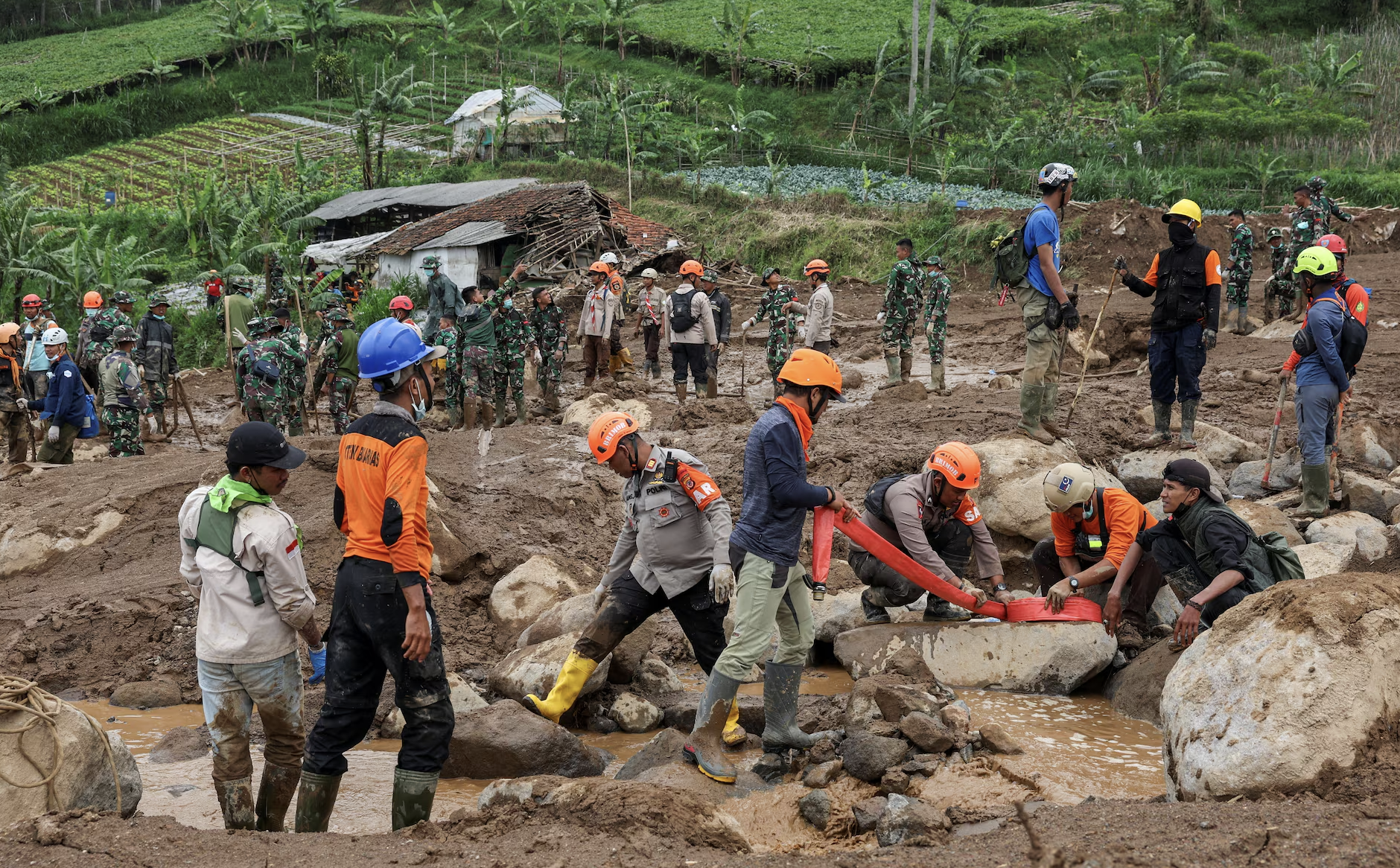 Indonesia confirma la muerte de al menos 23 soldados tras un corrimiento de tierras en Java Occidental