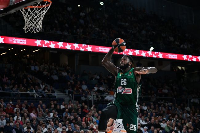 La horrible lesión sufrida por Mathias Lessort, del Panathinaikos, hace que varios testigos se desmayen