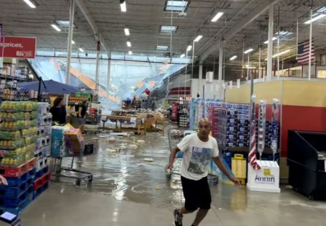 Los clientes salen ilesos tras el derrumbe del techo de una tienda durante una tormenta