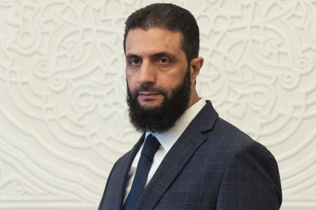 El líder interino de Siria pide unidad en medio de la escalada de violencia