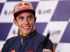 Carlos Sainz considera a Marc M&aacute;rquez el Ayrton Senna de MotoGP: "Viviendo el presente, no nos damos cuenta"