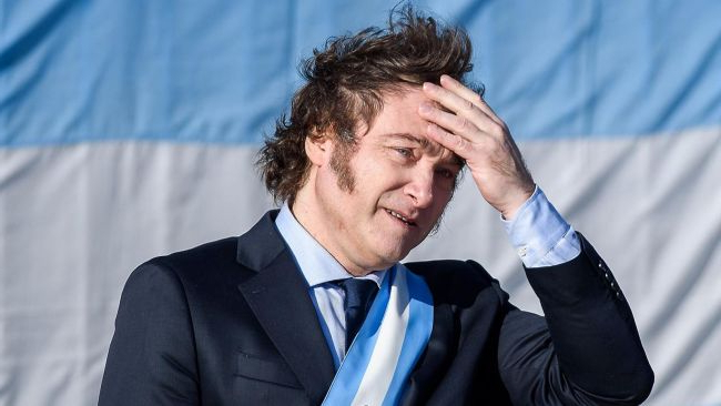 Javier Milei se defiende en medio del escándalo de las criptomonedas, comparándolas con las apuestas de casino