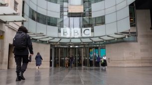Dimite la cúpula de la BBC tras las críticas por la gestión del documental sobre Trump