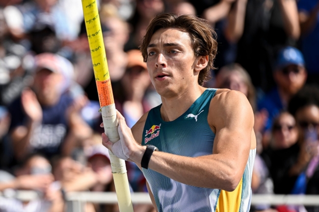 Armand Duplantis bate el récord mundial de salto con pértiga por 14ª vez en su carrera
