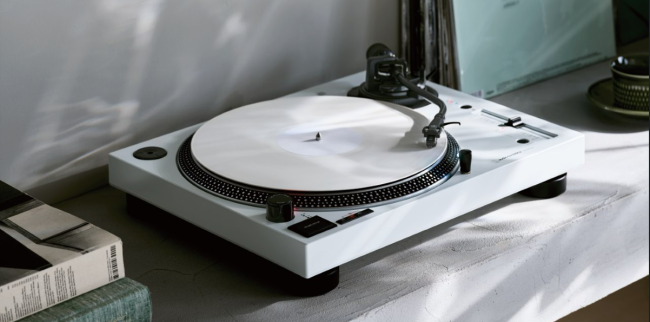 Audio-Technica presenta el modelo blanco de su giradiscos AT-LP120XBT-USB