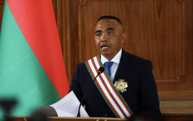 El presidente de Madagascar, Randrianirina, destituye a su primer ministro y a todo el gabinete.