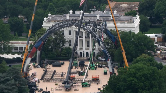 Comienza la construcción de la jaula de lucha de la UFC frente a la Casa Blanca