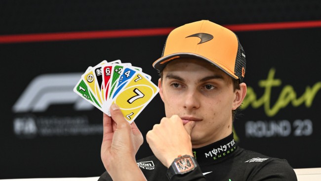 Oscar Piastri, George Russell y Alex Albon celebraron un campeonato de UNO "con reglas cuestionables"