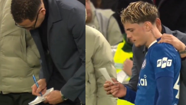 Se burlan de Liam Rosenior, entrenador del Chelsea, por escribir una nota táctica cuando perdía 8-2 en el minuto 82