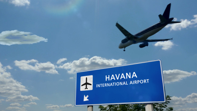 Cuba advierte a las compañías aéreas de la inminente escasez de combustible para aviones
