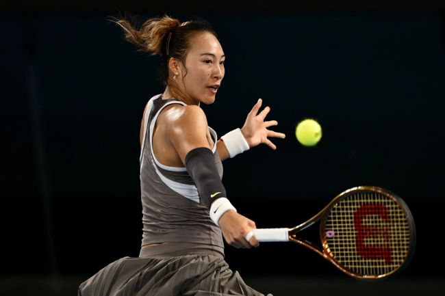 Primeras sorpresas en Melbourne: Zheng fuera y Sabalenko evita la eliminación por los pelos